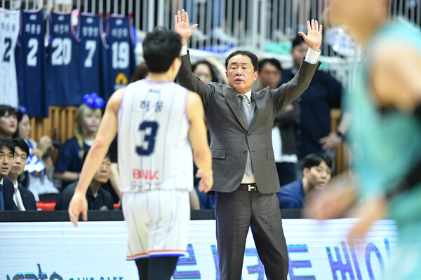 부산 KCC 허웅과 전창진 감독(오른쪽). /KBL 제공