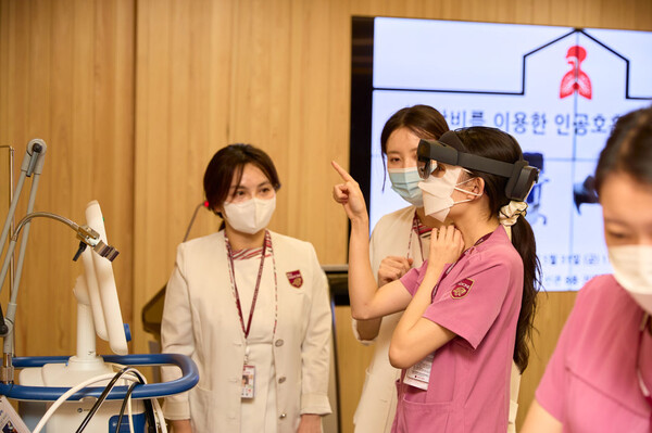 간호사가 AR장비를 활용한 인공호흡기 교육에 참여하고 있다. /고려대학교 구로병원 제공