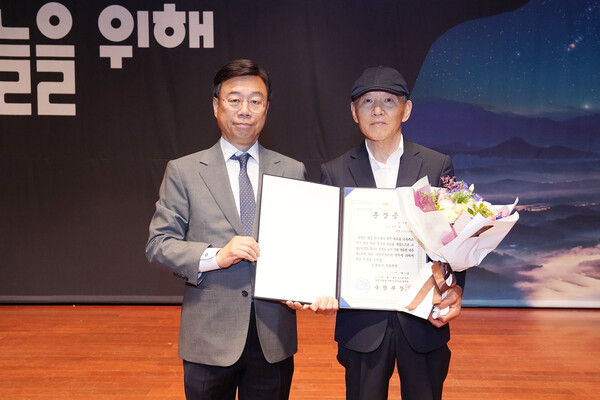 신상진 성남시장(왼쪽)은 6·25전쟁 참전용사 고(故) 윤영 상병의 유족인 동생 윤철(75·수정구 복정동)에게 무성화랑 무공훈장과 훈장증을 전수했다