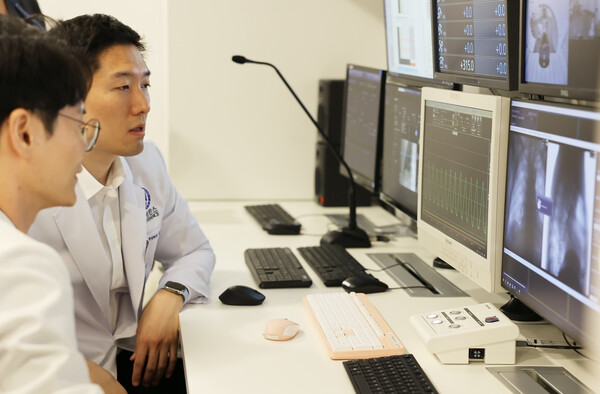 김경환 연세암병원 방사선종양학과 교수가 호흡 동조치료를 위해 환자의 호흡 패턴을 확인하고 있다. /연세암병원 제공
