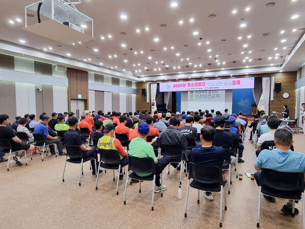 의왕시(시장 김성제)는 25일 시청 대회의실에서 청소대행업체 근로자, 직영 환경미화원 등 130명을 대상으로 산업안전보건교육을 실시했다./ 의왕시 제공