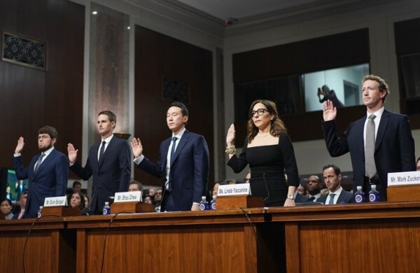 미국 정부는 빅테크의 윤리 경영에 대해 계속적인 질문을 던지고 있다. 1월에는 '빅테크와 온라인 아동 성착취 위기' 청문회가 열렸다. 제이슨 시트론 디스코드 CEO(왼), 에반 스피겔 스냅챗 CEO, 쇼우 지 츄 틱톡 CEO, 린다 야카리노 엑스(X) CEO, 마크 저커버그 메타 CEO / UPI연합뉴스