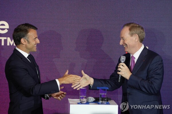 마크롱 프랑스 대통령(좌)과 브래드 스미스 MS 부회장 / 연합