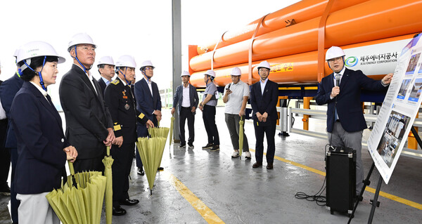 정의선 현대차그룹 회장(사진 왼쪽 두번째) 등 행사 참석자들이 수소 수전해 실증 시설 현황에 대해 설명을 듣고 있다. /현대차그룹 제공