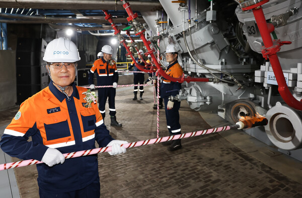 장인화 포스코그룹 대표이사 회장이 포항제철소 4고로 풍구에 화입을 하고 있다 / 포스코 제공