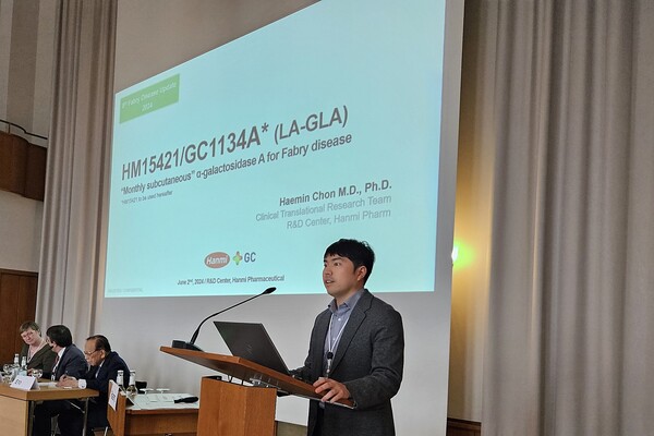 전해민 한미약품 R&D센터 임상이행팀 이사(M.D., Ph.D)가 ‘Update on Fabry Disease 2024’에서 파브리병 치료제 ‘LA-GLA’의 최신 연구 성과를 발표하고 있다. /한미약품 제공