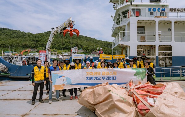 해양환경공단은 27일 덕적도 일대에서 섬 지역 연안정화활동을 실시했다. / 해양환경공단 제공