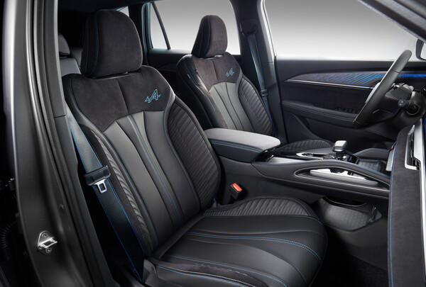 뉴 르노 그랑 콜레오스 에스프리 알핀 블랙 나파인조가죽, 블랙 알칸타라, 스웨이드 내장재 시트. /르노코리아 제공