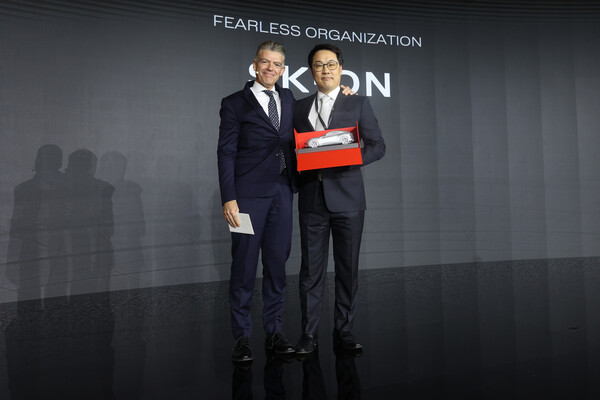 정구필 SK온 EU세일즈 담당(우측)과 지안마리아 풀겐지(Gianmaria Fulgenzi) 페라리 최고 제품개발 책임자(CPDO)가 26일(현지시간) 이탈리아 마라넬로에서 열린 ‘포디오 페라리’ 행사 중 기념 촬영을 하고 있다. / SK온