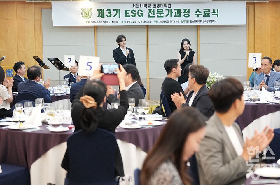 28일 오후 서울 관악구 서울대학교 호암교수회관에서 제3기 ESG 전문가과정 수료식이 진행되고 있다. 테너 남형근, 소프라노 정혜린이 축하공연을 선보이고 있다. /최대성 기자 dpdaesung@sporbiz.co.kr 2024.06.28.