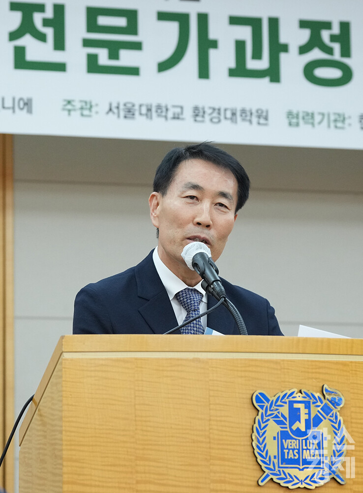 정순표 한스경제 대표가 28일 오후 서울 관악구 서울대학교 호암교수회관에서 열린 제3기 ESG 전문가과정 수료식에서 축사를 하고 있다. /최대성 기자 dpdaesung@sporbiz.co.kr 2024.06.28.