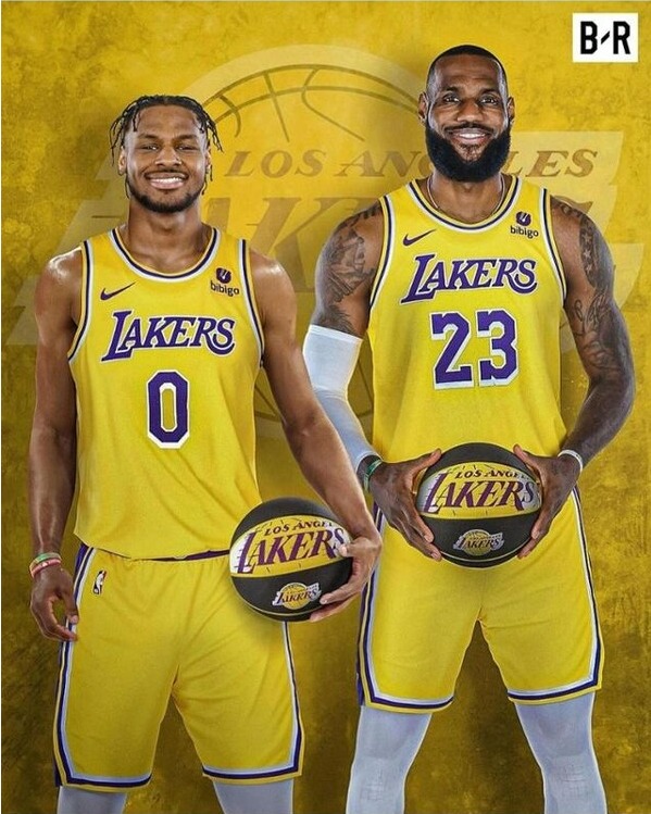 브로니 제임스(왼쪽)과 그의 아버지 르브론 제임스. /르브론 제임스 SNS