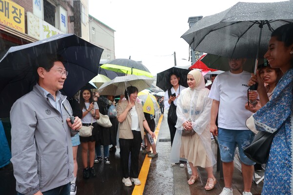 이날 전통시장 체험을 위해 야시장을 방문한 외국인 관광객과 외국인 SNS 인플루언서들이 이 시장 일행을 보고 반가움을 나타내면서 인터뷰를 청하자 이 시장은 영어로 10여 분간 인터뷰를 진행하면서 용인특례시와 중앙시장을 소개하며 야시장 개장 취지를 상세히 설명했다./ 용인특례시 제공