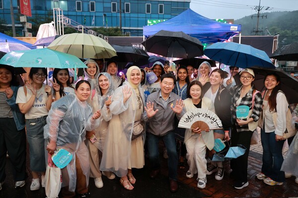 이 시장은 개장식 축사에서 개장식에 참석한 이들을 소개한 다음 영어로 "여러 나라에서 온 외국인 SNS 인플루언서들이 이 자리에 함께 하고 있다. 여러분들이 중앙시장에서 특별한 경험을 하며 재미있게 보내기 바란다"고 말하고 이들을 환영하는 박수를 유도했다./ 용인특례시 제공