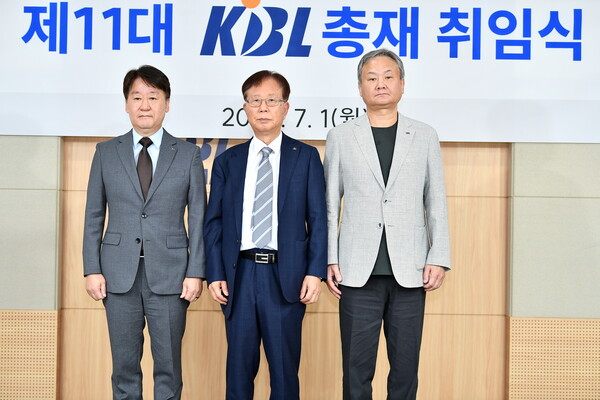 왼쪽부터 신해용 KBL 사무총장과 이수광 신임 총재, 유재학 경기본부장. /KBL 제공