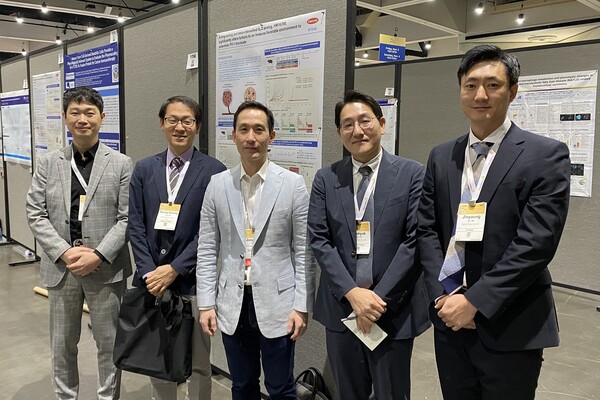 한미 차세대 면역조절 항암 혁신신약 ‘HM16390’의 임상 1상 책임 연구자를 맡은 박종철 교수(가운데)와 한미약품 ONCO임상팀노영수 이사(왼쪽 첫째), R&D센터 최재혁 그룹장(왼쪽 넷째), 김진영 파트장(오른쪽 끝)이 작년 11월 미국 샌디에이고에서열린 면역항암학회(SITC)에서 기념촬영을 하고 있다./ 한미약품 제공