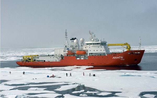 국제해사기구(IMO)의 북국항로 중유 사용 금지 조치가 1일(현지시간) 자로 발효됐지만, 환경단체와 환경운동가들은 2029년까지 적용되는 예외 조항 등으로 허점이 많아 중유 사용이 오히려 늘어날 것이라고 지적했다. / 사진=연합뉴스