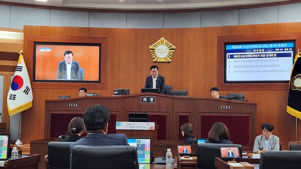 이상복 의장은 당선소감으로 “앞으로 2년간 의장으로서의 엄중하고 막중한 책임감을 가슴속에 새기면서 모든 의원님들과 함께 힘을 합쳐 어떻게하면 오산시민들이 조금더 행복할 수 있을까, 오산시 시정이 어떻게하면 더 올바른 방향으로 나아갈 수 있을까에 대한 고민으로 최선을 다해 후반기 의회를 이끌어 나아가도록 하겠다”고 천명했다./ 김두일 기자