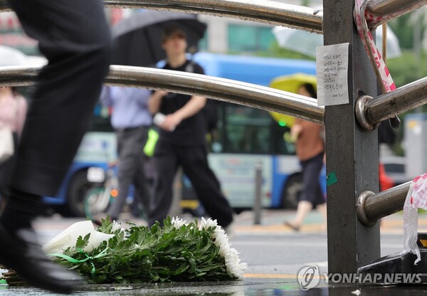 사고 현장에 붙어 있는 추모 글 - 2일 오전 지난밤 대형 교통사고가 발생한 서울 중구 시청역 7번 출구 인근 사고 현장에 추모 글이 붙어 있다.1일 밤 역주행하던 승용차가 인도로 돌진해 9명이 숨지고 4명이 다치는 사고가 발생한 바 있다. /연합뉴스