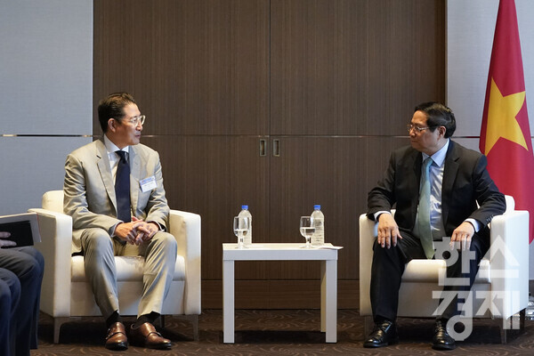 효성 조현준 회장(왼쪽)이 지난 1일 팜 민 찐 베트남 총리와 만나 미래사업 협력방안에 대해 논의하고 있다. / 효성그룹