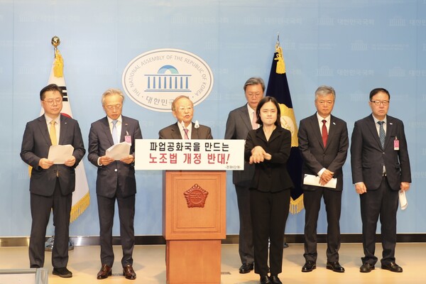 (왼쪽부터)국민의힘 이종욱 의원, 대한상공회의소 박일준 상근부회장, 한국중견기업연합회 최진식 회장, 한국경영자총협회 손경식 회장, 한국경제인협회 김창범 상근부회장 한국무역협회 이인호 상근부회장, 중소기업중앙회 정윤모 상근부회장이 2일 여의도 국회 소통관에서 노동조합법 개정안 반대 공동성명을 발표하고 있다. / 한국경영자총협회