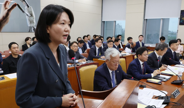 최수연 네이버 대표이사가 2일 오후 서울 여의도 국회 과학기술정보방송통신위원회 전체회의에 참석해 라인사태와 관련한 현안 질의에 답하고 있다./ 연합뉴스 제공