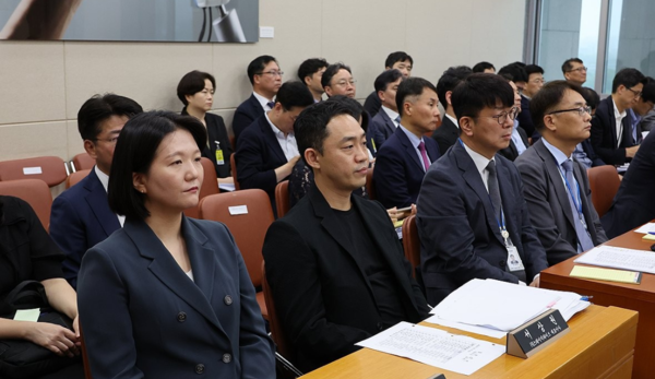 최수연 네이버 대표이사(왼쪽 첫 번째)가 2일 오후 서울 여의도 국회 과학기술정보방송통신위원회 전체회의에 참석해 라인사태와 관련한 현안 질의에 답하기 위해 증인석에 앉아 있다./ 연합뉴스 제공