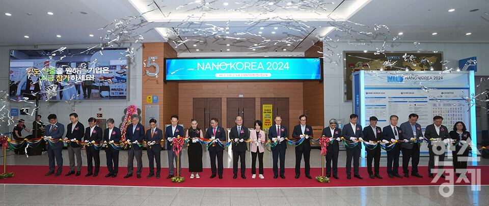 3일 경기 고양시 킨텍스에서 나노코리아 2024가 개막하고 있다. 국내 최대 규모의 나노분야 연구자와 나노 융합기업의 교류·협력의 장인 이번 행사는 오는 5일까지 열린다. /최대성 기자 dpdaesung@sporbiz.co.kr 2024.07.03.