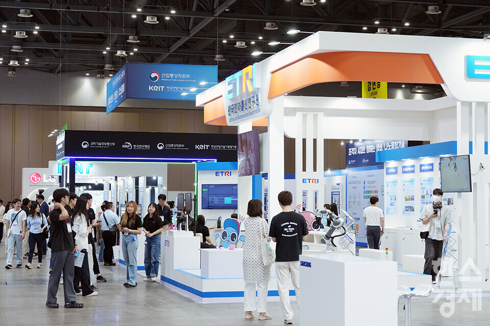 3일 경기 고양시 킨텍스에서 나노코리아 2024가 개막했다.  국내 최대 규모의 나노분야 연구자와 나노 융합기업의 교류·협력의 장인 이번 행사는 오는 5일까지 열린다. /최대성 기자 dpdaesung@sporbiz.co.kr 2024.07.03.