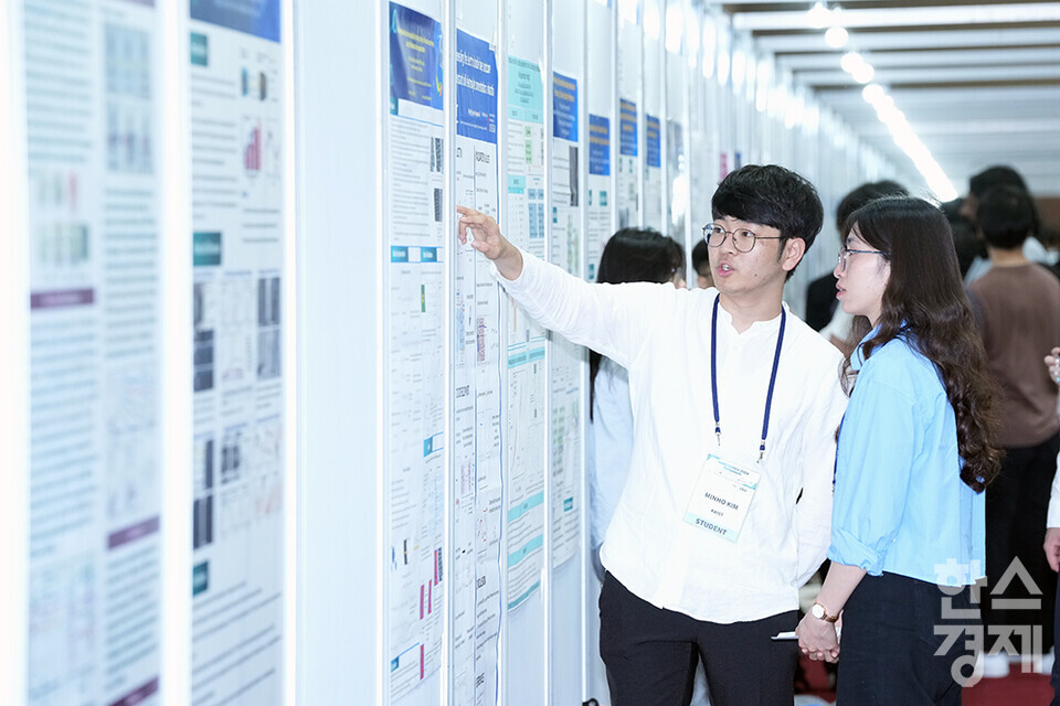 3일 경기 고양시 킨텍스에서 나노코리아 2024가 개막했다.  참관객들이 포스터세션장을 둘러보고 있다. /최대성 기자 dpdaesung@sporbiz.co.kr 2024.07.03.