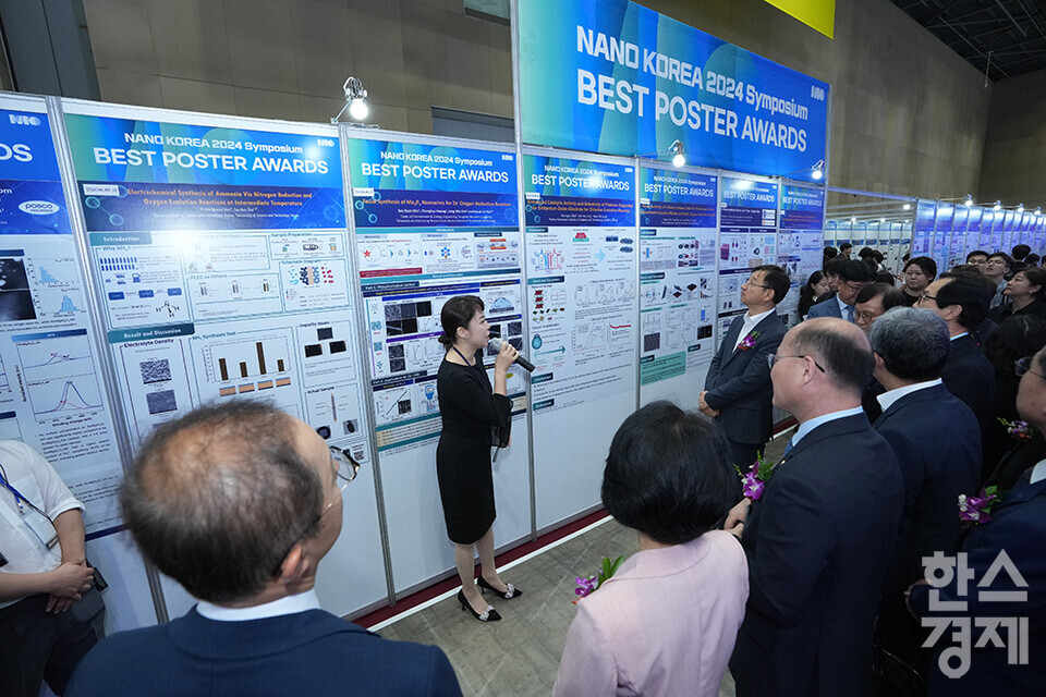 3일 경기 고양시 킨텍스에서 나노코리아 2024가 개막했다. 주요 내빈들이 포스터세션장을 둘러보고 있다. /최대성 기자 dpdaesung@sporbiz.co.kr 2024.07.03.