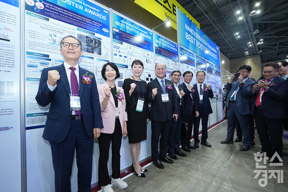 3일 경기 고양시 킨텍스에서 나노코리아 2024가 개막했다. 주요 내빈들이 포스터세션장 앞에서 기념촬영을 하고 있다. /최대성 기자 dpdaesung@sporbiz.co.kr 2024.07.03.