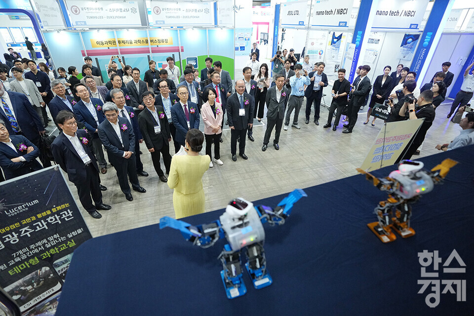 3일 경기 고양시 킨텍스에서 나노코리아 2024가 개막했다. 주요 내빈들이 국립광주과학관 부스 앞에서 로봇 댄스 공연을 감상하고 있다. /최대성 기자 dpdaesung@sporbiz.co.kr 2024.07.03.