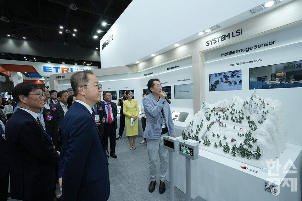 3일 경기 고양시 킨텍스에서 나노코리아 2024가 개막했다. 주요 내빈들이 삼성 부스를 둘러보고 있다. /최대성 기자 dpdaesung@sporbiz.co.kr 2024.07.03.