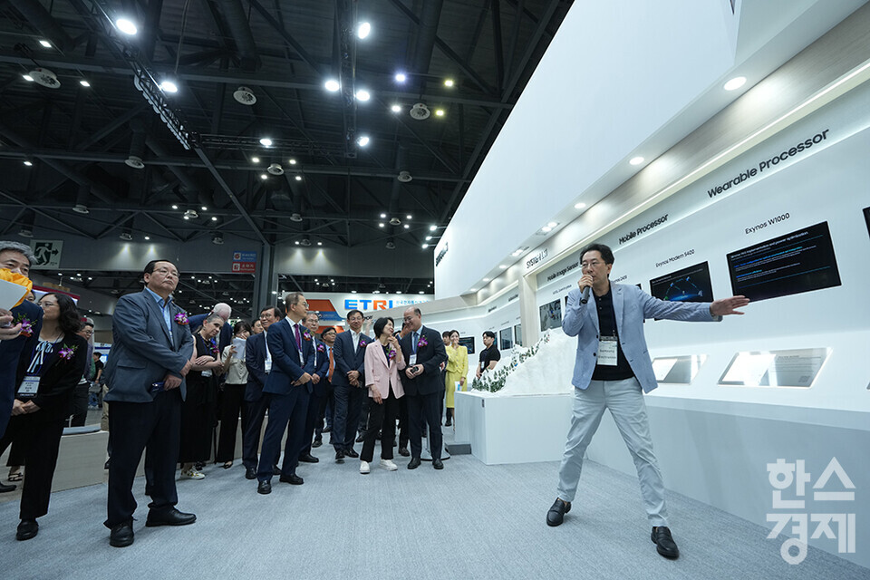 3일 경기 고양시 킨텍스에서 나노코리아 2024가 개막했다. 주요 내빈들이 삼성 부스 관계자의 설명을 듣고 있다. /최대성 기자 dpdaesung@sporbiz.co.kr 2024.07.03.