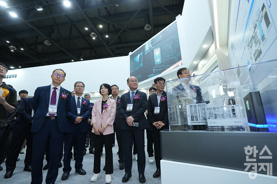 3일 경기 고양시 킨텍스에서 나노코리아 2024가 개막했다. 주요 내빈들이 삼성 부스 관계자의 설명을 듣고 있다. /최대성 기자 dpdaesung@sporbiz.co.kr 2024.07.03.