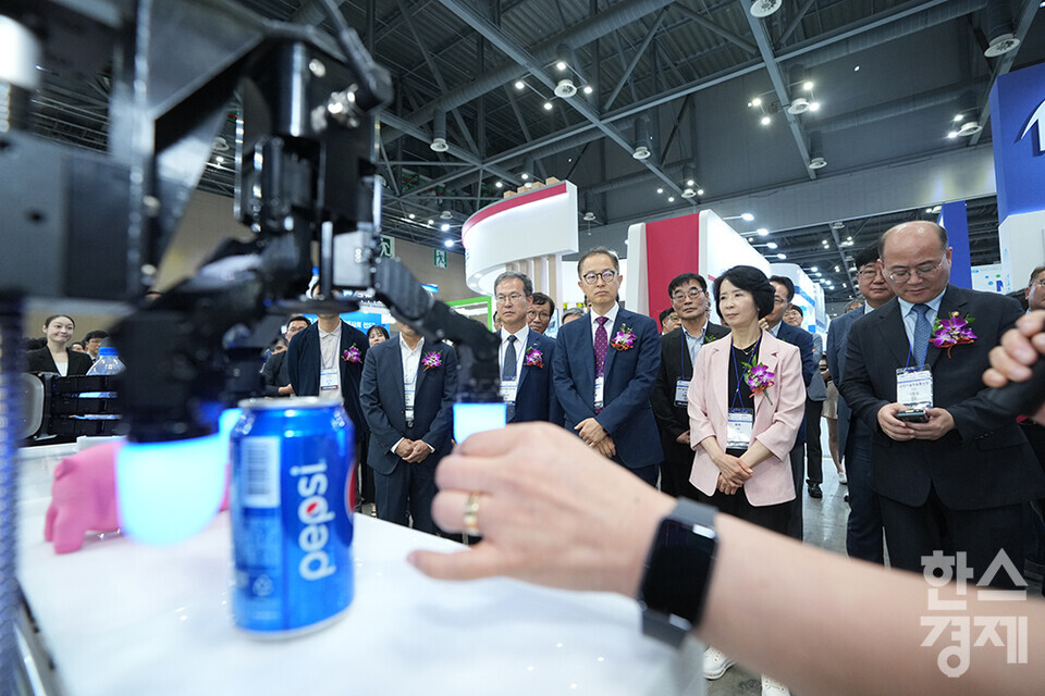 3일 경기 고양시 킨텍스에서 나노코리아 2024가 개막했다. 주요 내빈들이 한국전자통신연구원 부스에서 전방위 촉각감지 3지 로봇밴드 기술 시연을 보고 있다. /최대성 기자 dpdaesung@sporbiz.co.kr 2024.07.03.