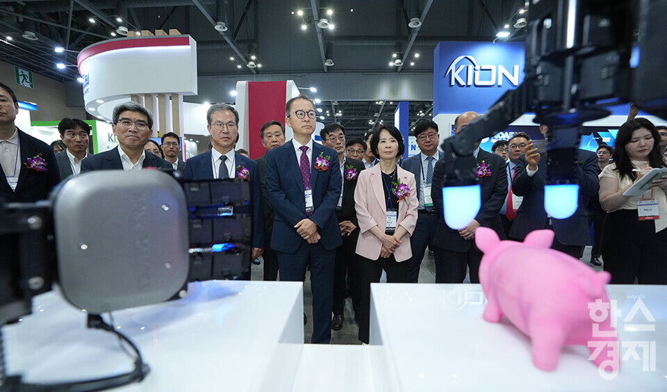 3일 경기 고양시 킨텍스에서 나노코리아 2024가 개막했다. 주요 내빈들이 한국전자통신연구원 부스에서 전방위 촉각감지 3지 로봇밴드 기술 시연을 보고 있다. /최대성 기자 dpdaesung@sporbiz.co.kr 2024.07.03.