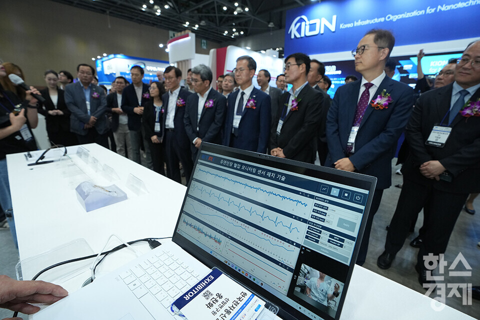 3일 경기 고양시 킨텍스에서 나노코리아 2024가 개막했다. 주요 내빈들이 한국전자통신연구원 부스에서 유연인장 혈압 모니터링 센서 패치 기술 시연을 보고 있다. /최대성 기자 dpdaesung@sporbiz.co.kr 2024.07.03.
