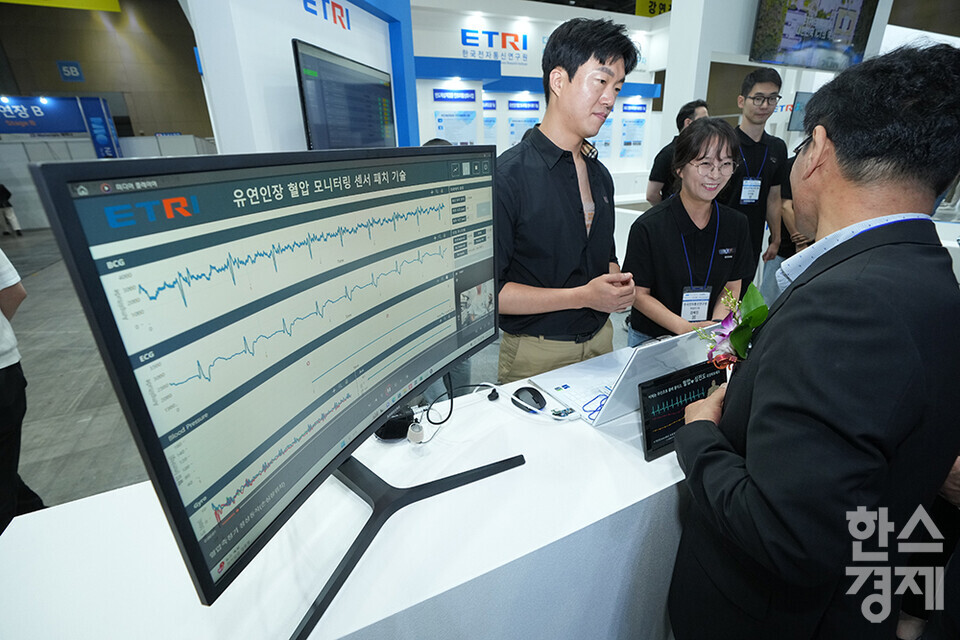 3일 경기 고양시 킨텍스에서 나노코리아 2024가 개막했다. 주요 내빈들이 한국전자통신연구원 부스에서 유연인장 혈압 모니터링 센서 패치 기술 시연을 보고 있다. /최대성 기자 dpdaesung@sporbiz.co.kr 2024.07.03.