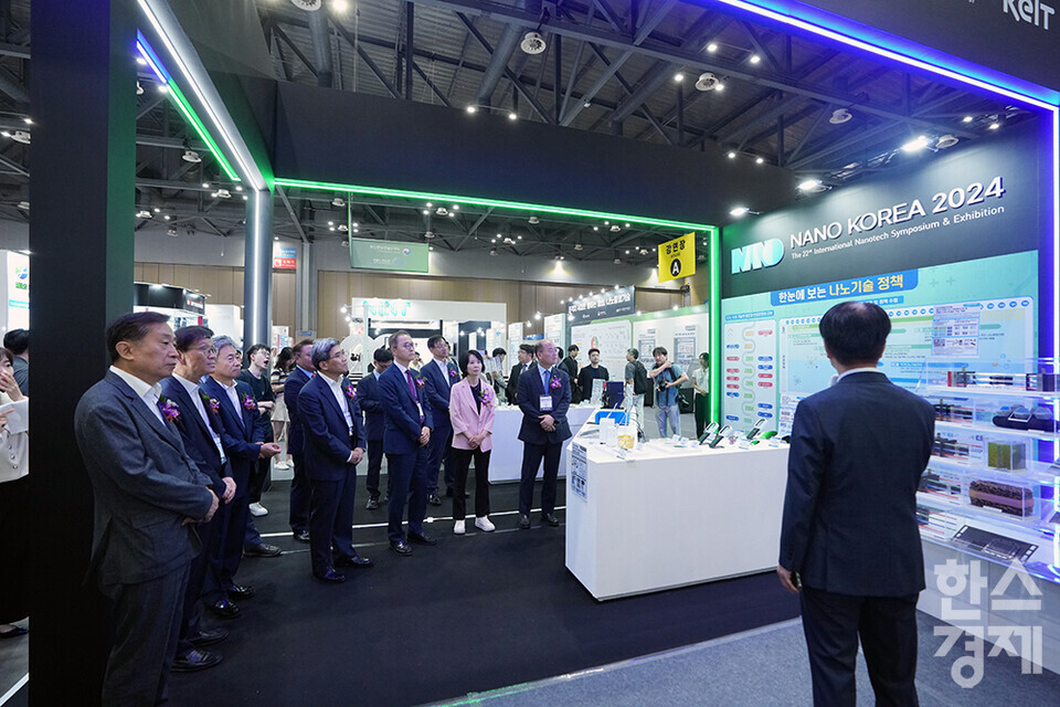 3일 경기 고양시 킨텍스에서 나노코리아 2024가 개막했다. 주요 내빈들이 주요한 나노기술 정책 관련 설명을 듣고 있다. /최대성 기자 dpdaesung@sporbiz.co.kr 2024.07.03.