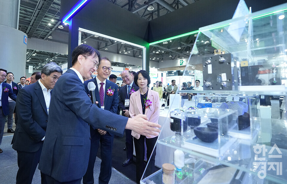 3일 경기 고양시 킨텍스에서 나노코리아 2024가 개막했다. 주요 내빈들이 주요한 나노기술 정책 관련 설명을 듣고 있다. /최대성 기자 dpdaesung@sporbiz.co.kr 2024.07.03.