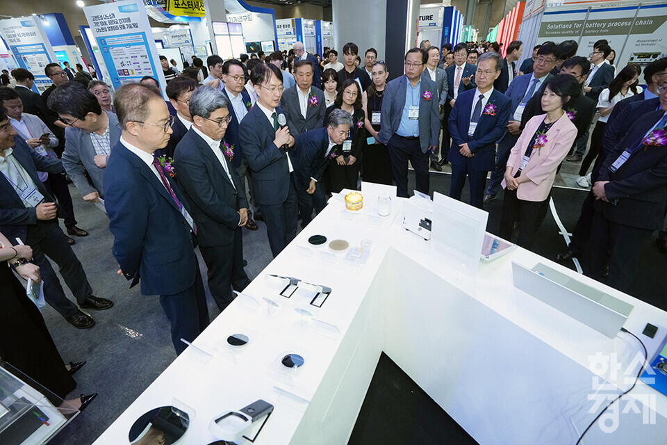 3일 경기 고양시 킨텍스에서 나노코리아 2024가 개막했다. 주요 내빈들이 주요한 나노기술 정책 관련 설명을 듣고 있다. /최대성 기자 dpdaesung@sporbiz.co.kr 2024.07.03.