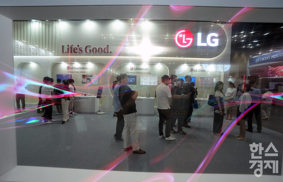 3일 경기 고양시 킨텍스에서 나노코리아 2024가 개막했다. 전시된 투명 올레드 사이니지(TRANSPARENT OLED SIGNAGE)너머로 LG 부스를 둘러보는 참관객들이 보이고 있다. /최대성 기자 dpdaesung@sporbiz.co.kr 2024.07.03.