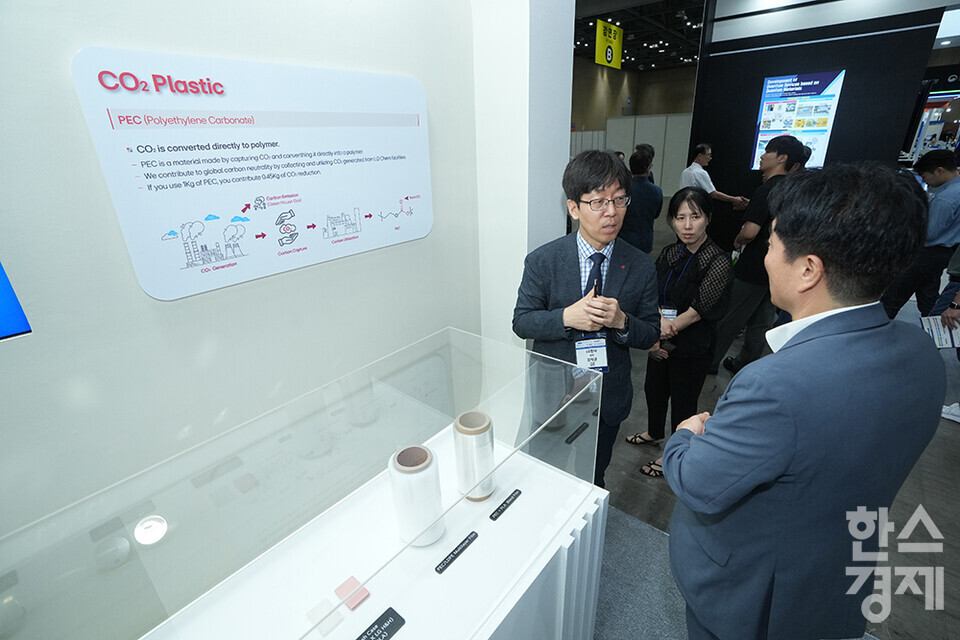 3일 경기 고양시 킨텍스에서 나노코리아 2024가 개막했다. 한 참관객이 LG 부스에서 친환경 플라스틱 관련 설명을 듣고 있다. /최대성 기자 dpdaesung@sporbiz.co.kr 2024.07.03.
