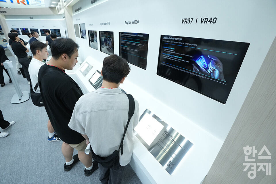 3일 경기 고양시 킨텍스에서 나노코리아 2024가 개막했다. 사진은 삼성 부스를 둘러보는 참관객들. /최대성 기자 dpdaesung@sporbiz.co.kr 2024.07.03.