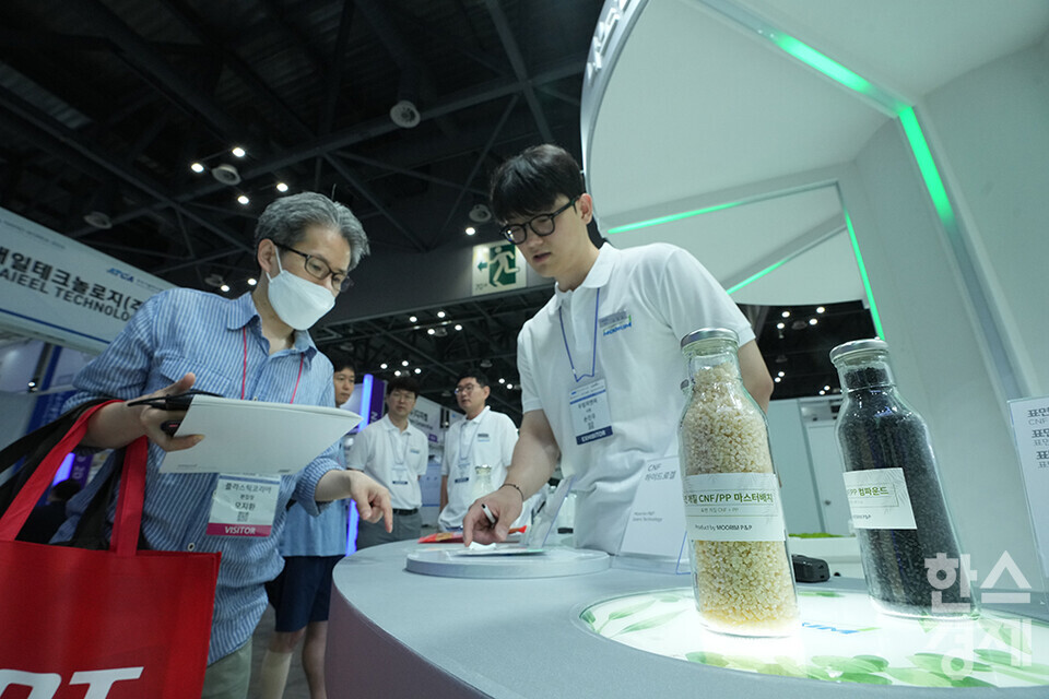 3일 경기 고양시 킨텍스에서 나노코리아 2024가 개막했다. 한 참관객이 무림P&P 부스서 친환경 기술에 대한 설명을 듣고 있다. /최대성 기자 dpdaesung@sporbiz.co.kr 2024.07.03.