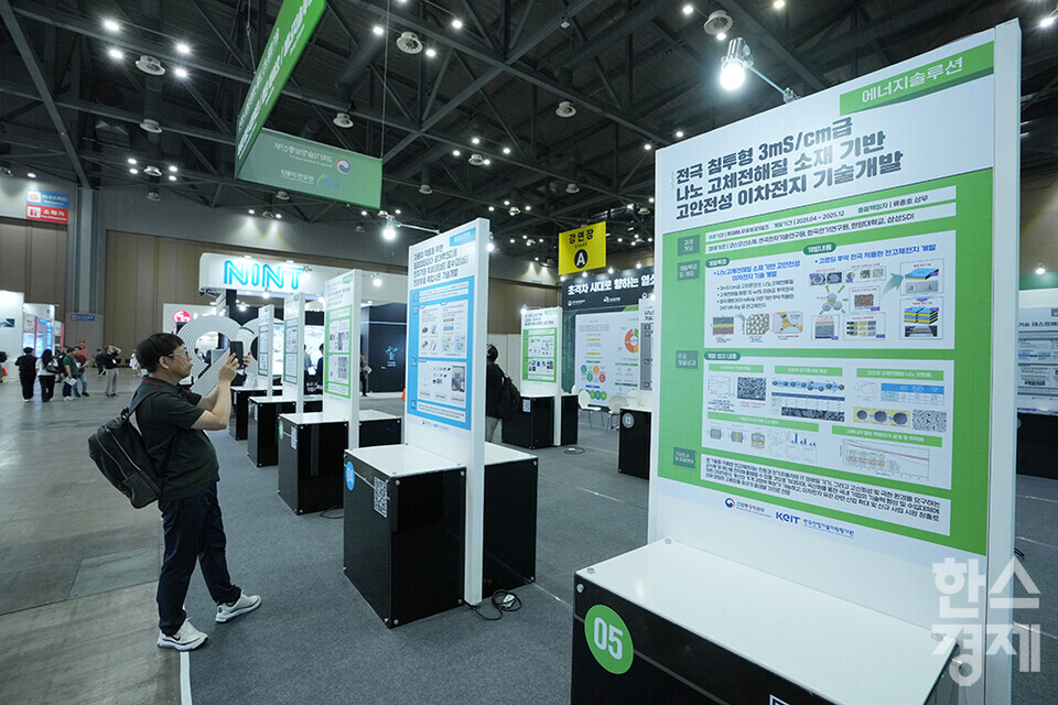 3일 경기 고양시 킨텍스에서 나노코리아 2024가 개막했다. 사진은 나노융합 R&D 성과 홍보관을 둘러보는 참관객. /최대성 기자 dpdaesung@sporbiz.co.kr 2024.07.03.