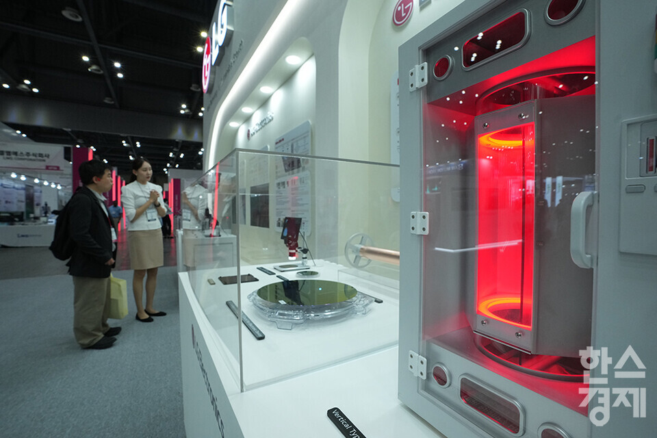 3일 경기 고양시 킨텍스에서 나노코리아 2024가 개막했다.  사진은 LG 부스를 둘러보는 참관객 모습. /최대성 기자 dpdaesung@sporbiz.co.kr 2024.07.03.