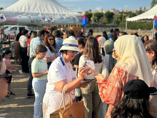 노희영 식음연구소 대표가 튀르키예 K-컬처 페스티벌에 참여해 기념품을 나눠주고 있다.